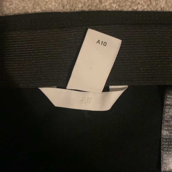 H&M black mini skirt with side slit - Picture 4 of 5